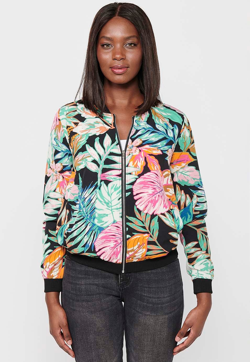 Chaqueta sudadera de manga larga con acabados en rib y estampado floral con cierre delantero con cremallera. composición 100% poliéster. color multicolor para mujer de la marca koröshi | Moda Actual 1