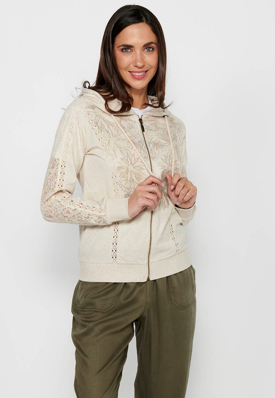 Sudadera chaqueta con cierre delantero con cremallera con detalles de blonda y cuello con capucha de color piedra para mujer | Moda Actual 10