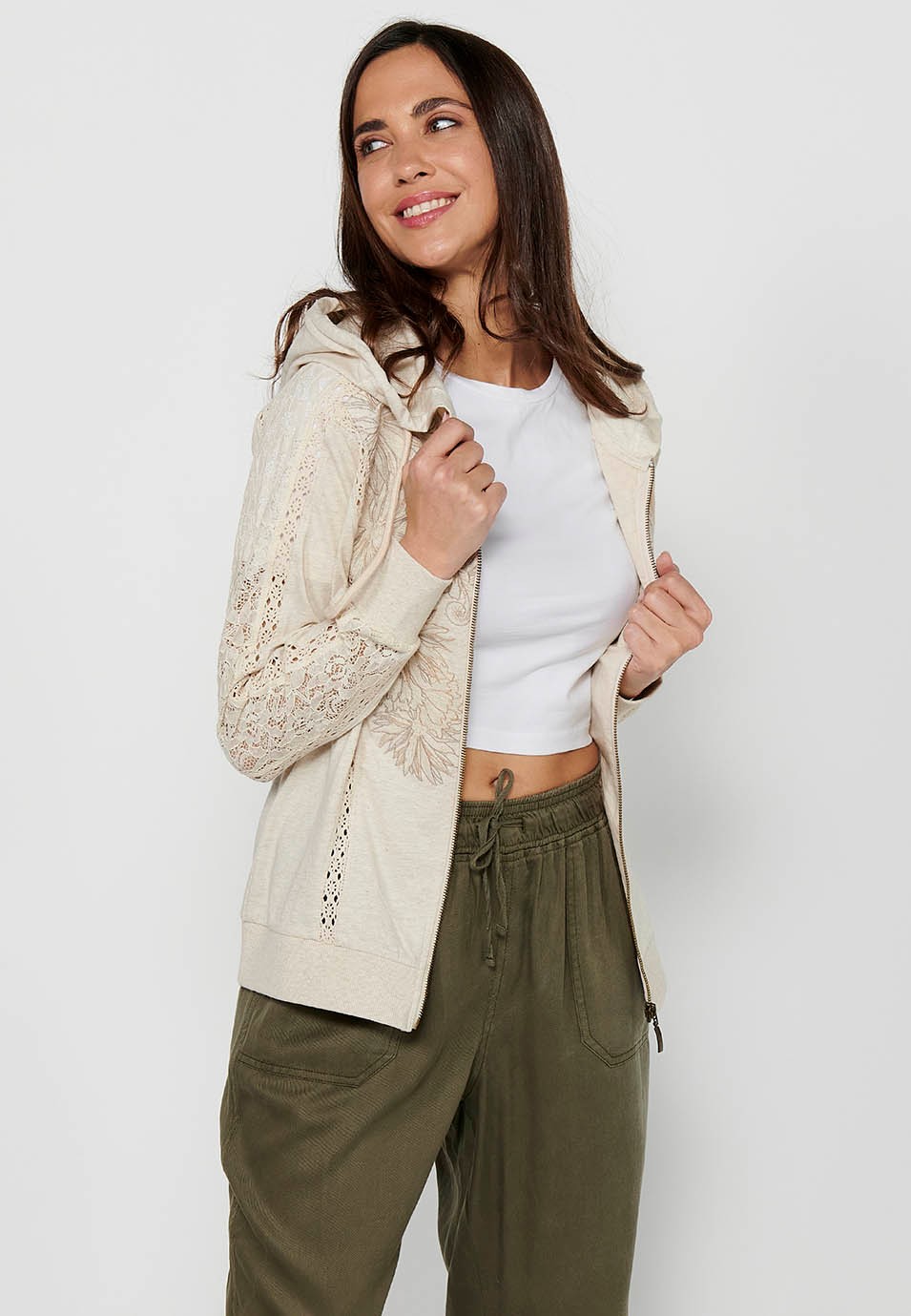 Sudadera chaqueta con cierre delantero con cremallera con detalles de blonda y cuello con capucha de color piedra para mujer | Moda Actual 8