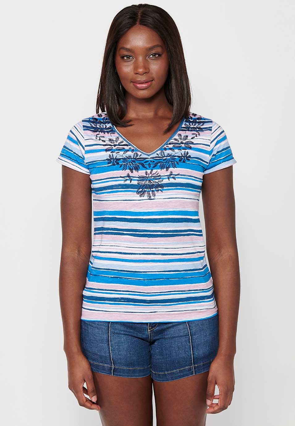 T-shirt en coton à manches courtes avec col en V et détail de broderie multicolore sur le devant pour femme 5