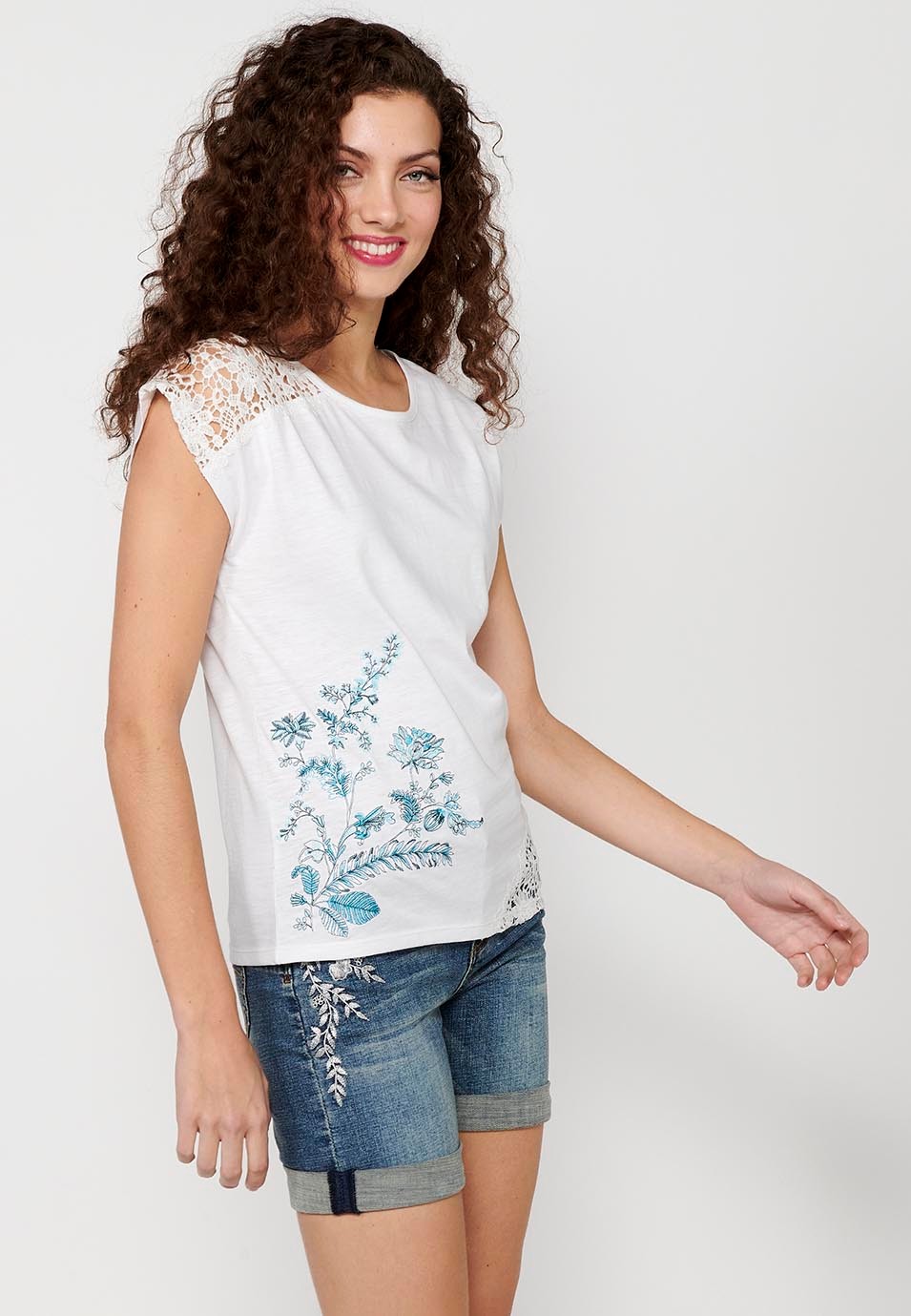 Short-sleeved T-shirt Cotton Top with Round Neck and Front Floral Embroidery in White for Women