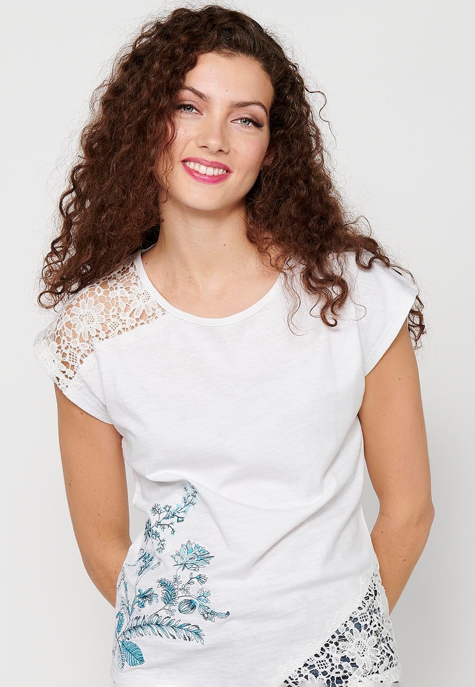 Kurzärmliges T-Shirt-Top aus Baumwolle mit Rundhalsausschnitt und Blumenstickerei vorne in Weiß für Damen 1