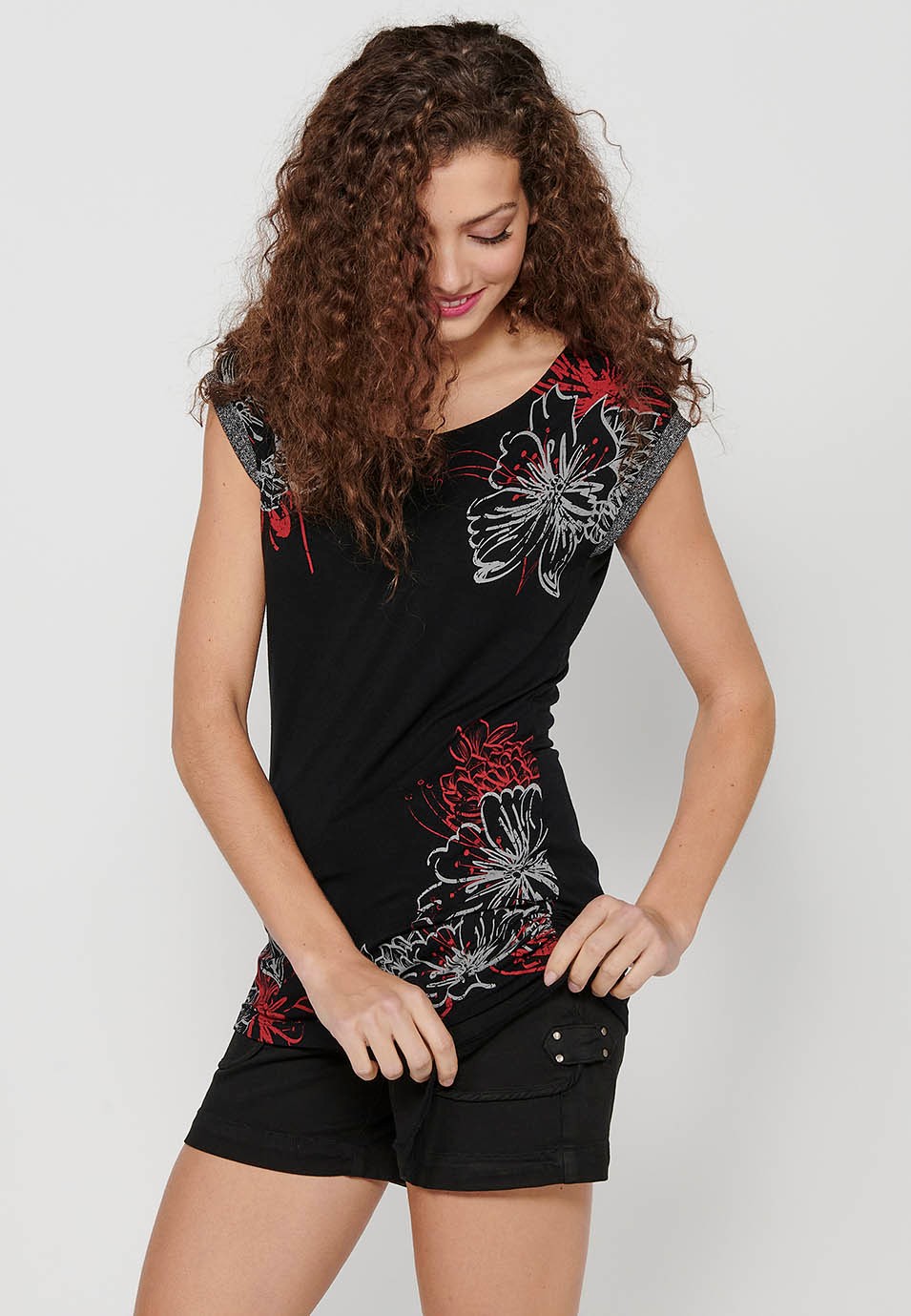 Camiseta larga con un lado arrugado con cinta de Manga corta con detalle y Estampado delantero de Color Negro para Mujer