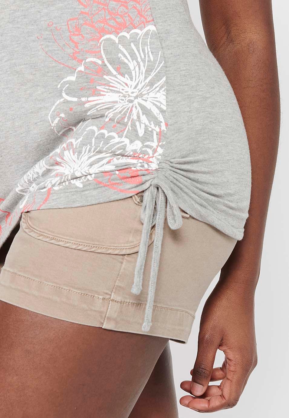 Camiseta larga con un lado arrugado con cinta de manga corta con detalle y estampado delantero de color gris para mujer | Moda Actual 1