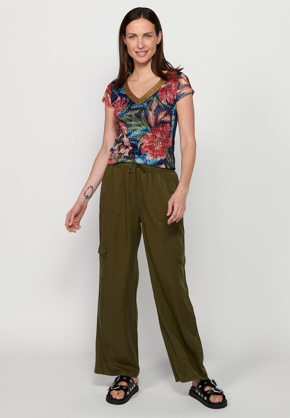 T-shirt à manches courtes et col en V à imprimé floral multicolore pour femmes
