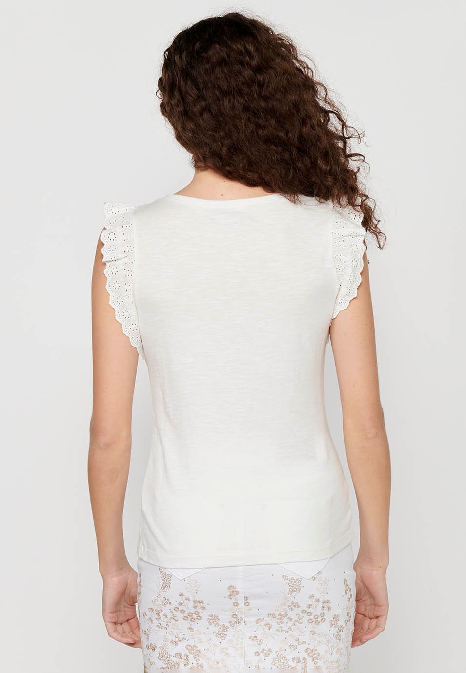 Camiseta sin mangas top de algodón con volantes en los hombros y detalle delantero de color blanco para mujer | Moda Actual 1