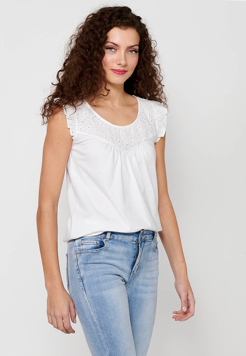 Weißes Damen-T-Shirt mit Rundhalsausschnitt und kurzen Ärmeln und Rüschen an den Schultern
