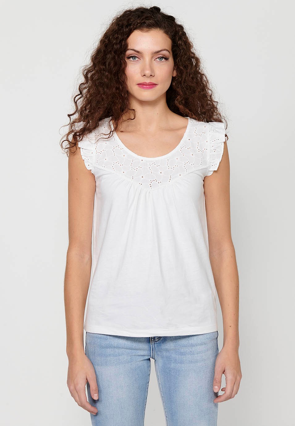 T-shirt femme blanc col rond manches courtes avec volant sur les épaules 4