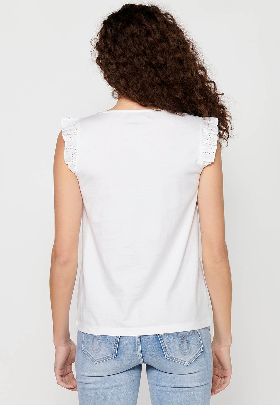 Weißes Damen-T-Shirt mit Rundhalsausschnitt und kurzen Ärmeln und Rüschen an den Schultern 3