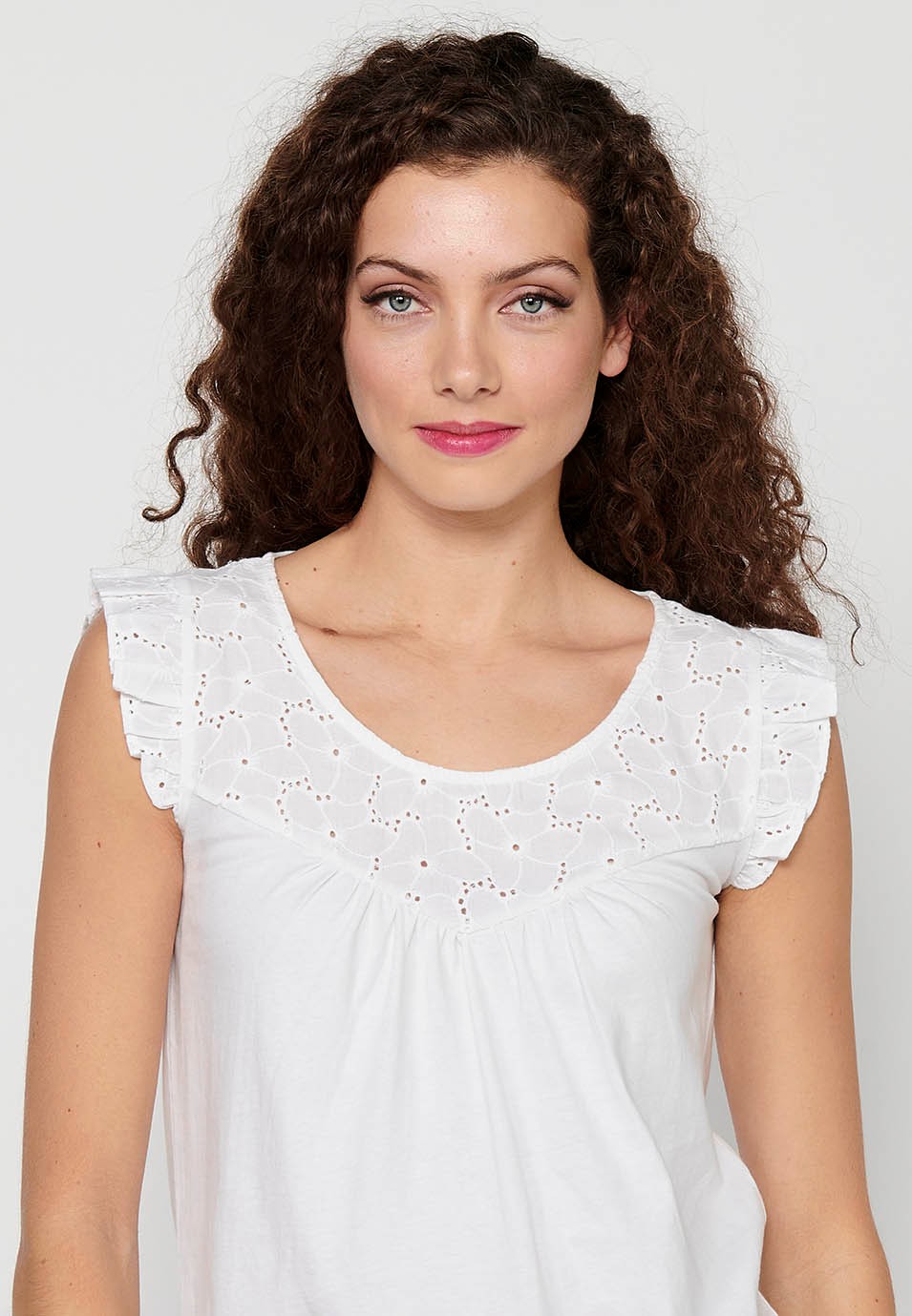 Weißes Damen-T-Shirt mit Rundhalsausschnitt und kurzen Ärmeln und Rüschen an den Schultern 8