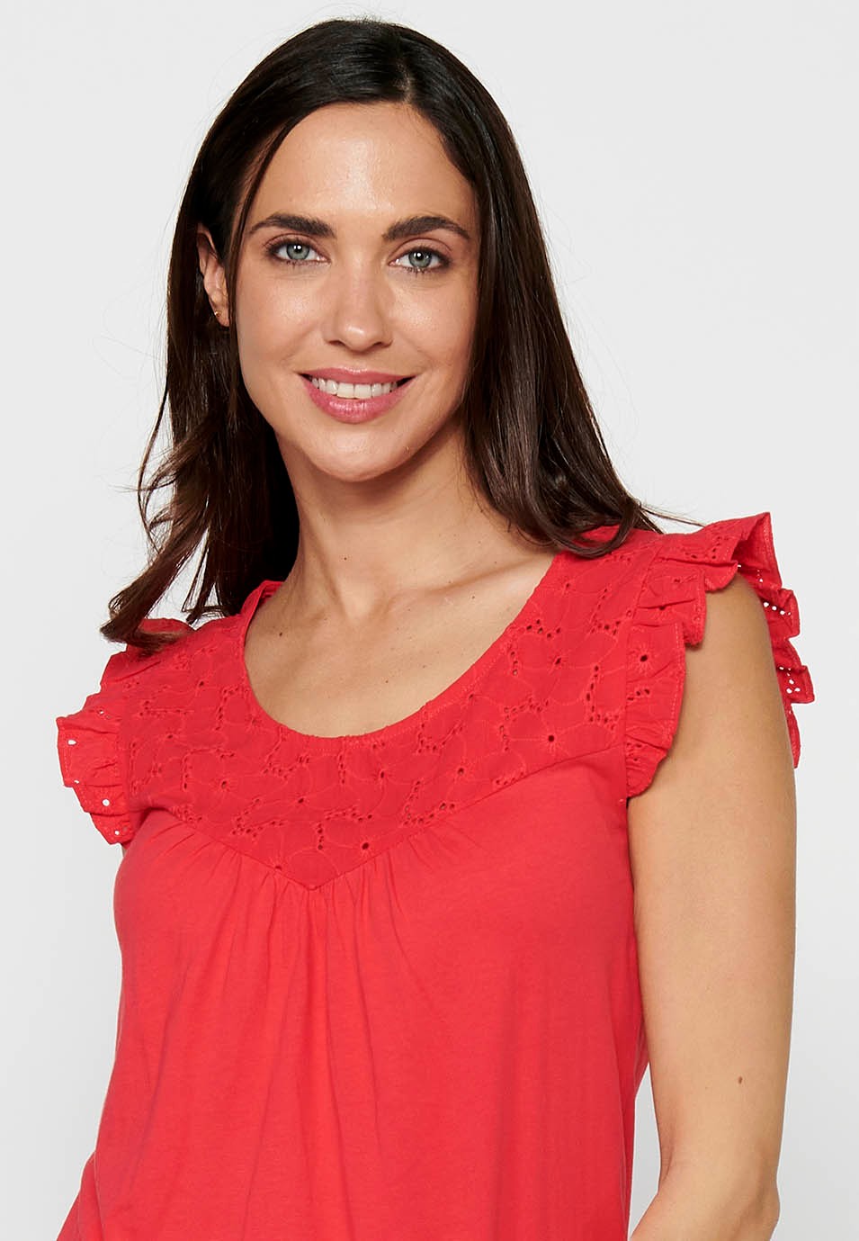 Damen-T-Shirt in Korallenfarbe mit kurzen Ärmeln, Rundhalsausschnitt und Rüschen an der Schulter