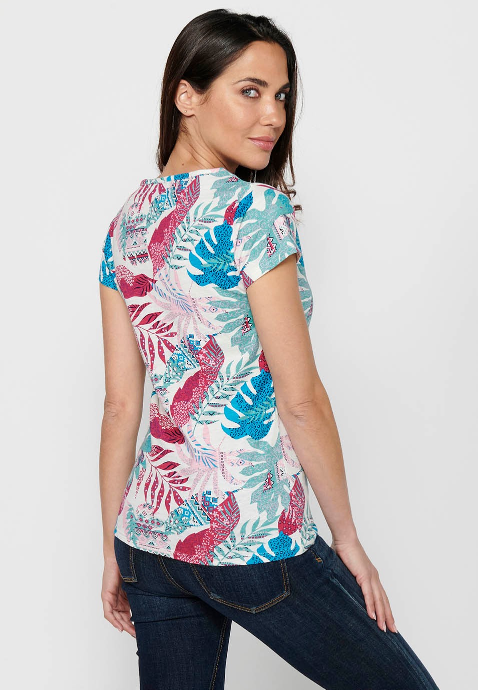 Kurzärmeliges Baumwoll-T-Shirt mit V-Ausschnitt mit Knöpfen und mehrfarbigem Tropendruck für Damen 7