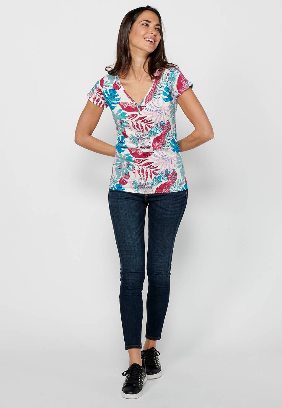 Kurzärmeliges Baumwoll-T-Shirt mit V-Ausschnitt mit Knöpfen und mehrfarbigem Tropendruck für Damen 1