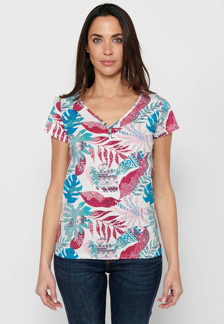 Kurzärmeliges Baumwoll-T-Shirt mit V-Ausschnitt mit Knöpfen und mehrfarbigem Tropendruck für Damen 2