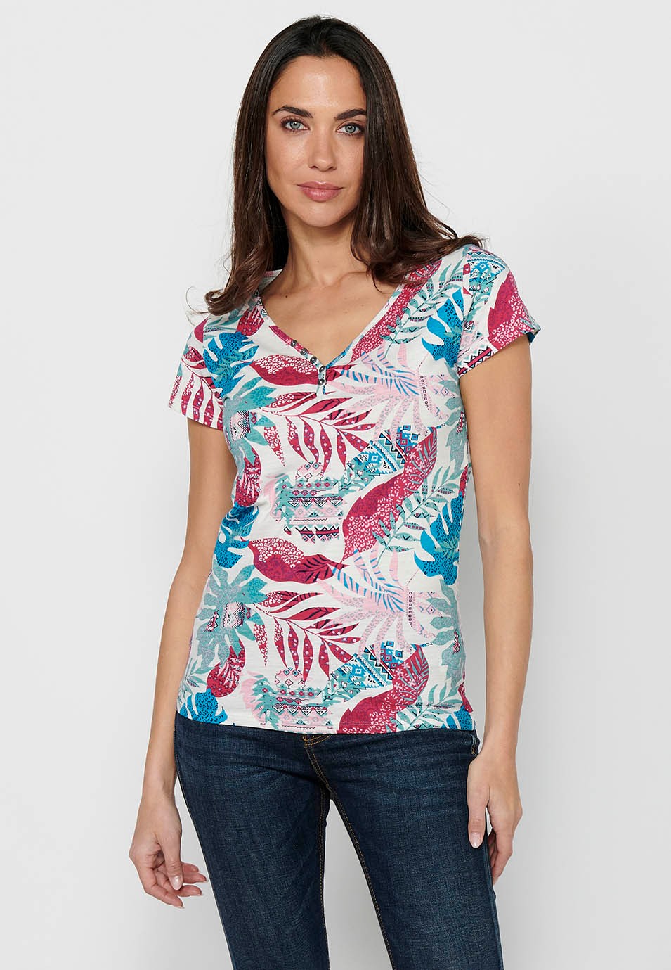Kurzärmeliges Baumwoll-T-Shirt mit V-Ausschnitt mit Knöpfen und mehrfarbigem Tropendruck für Damen 4