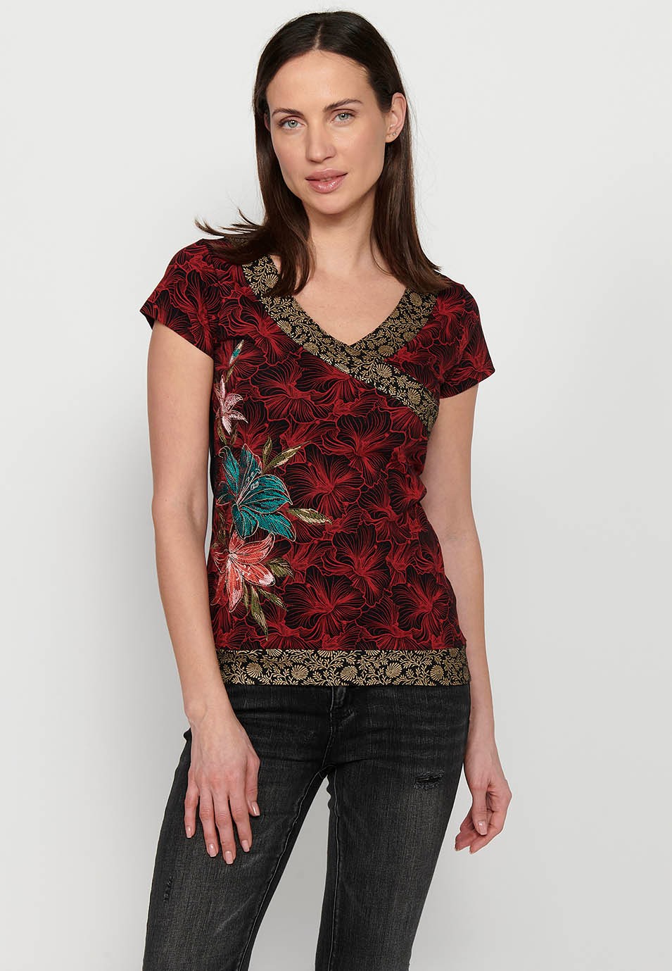 Camiseta de manga corta, cuello en pico y detalles bordados florales multicolor para mujer | Moda Actual
