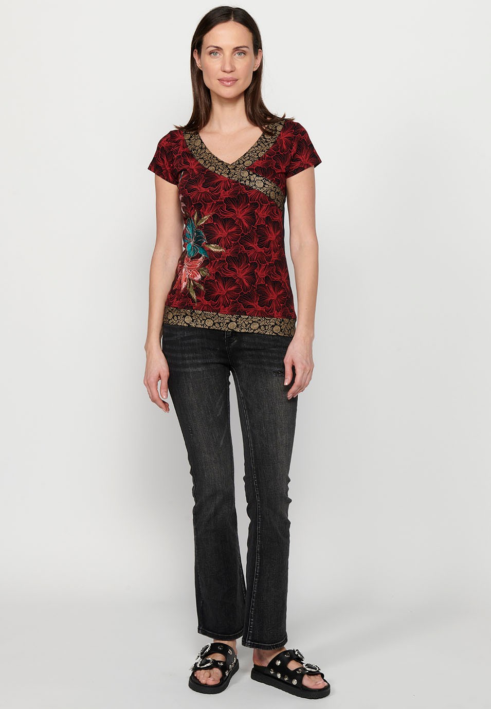 Women's short-sleeved V-neck T-shirt with multicolored floral embroidered details