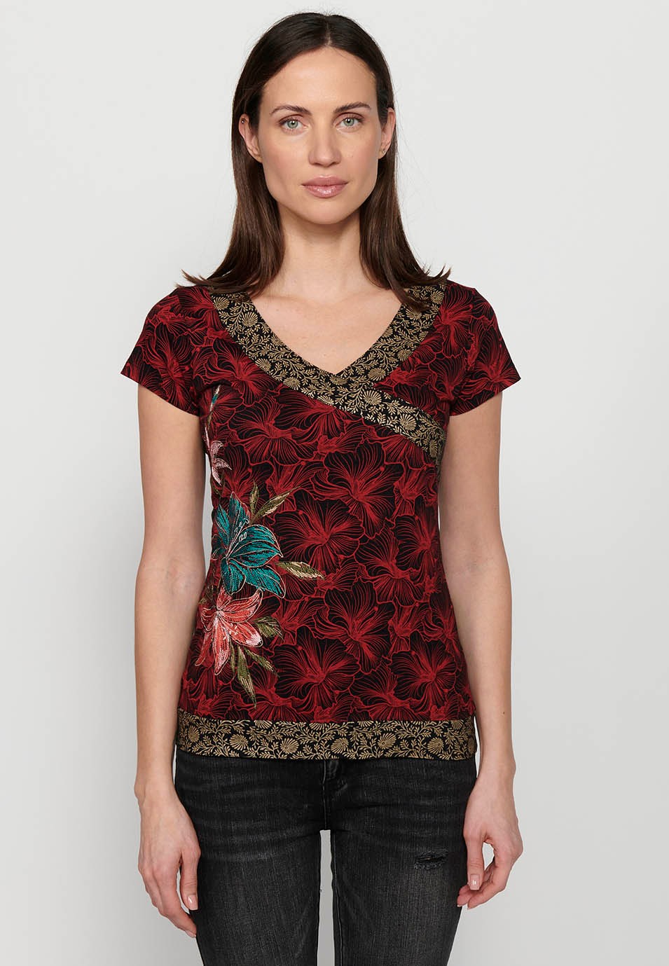 Camiseta de manga corta, cuello en pico y detalles bordados florales multicolor para mujer | Moda Actual