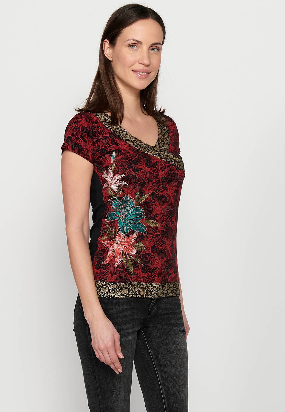Camiseta de manga corta, cuello en pico y detalles bordados florales multicolor para mujer | Moda Actual