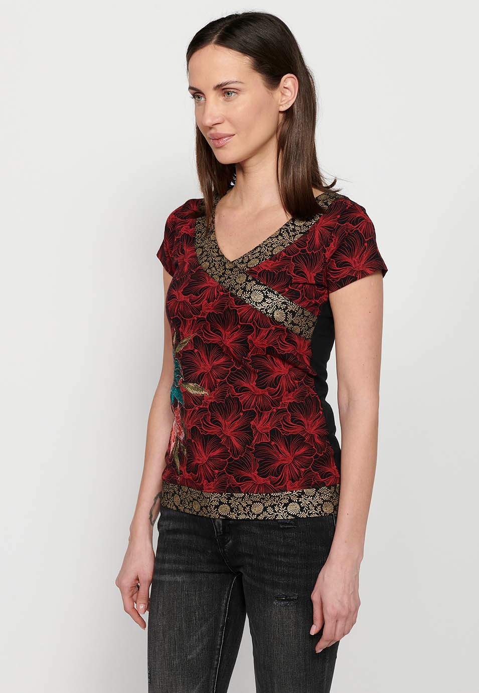 Camiseta de manga corta, cuello en pico y detalles bordados florales multicolor para mujer | Moda Actual