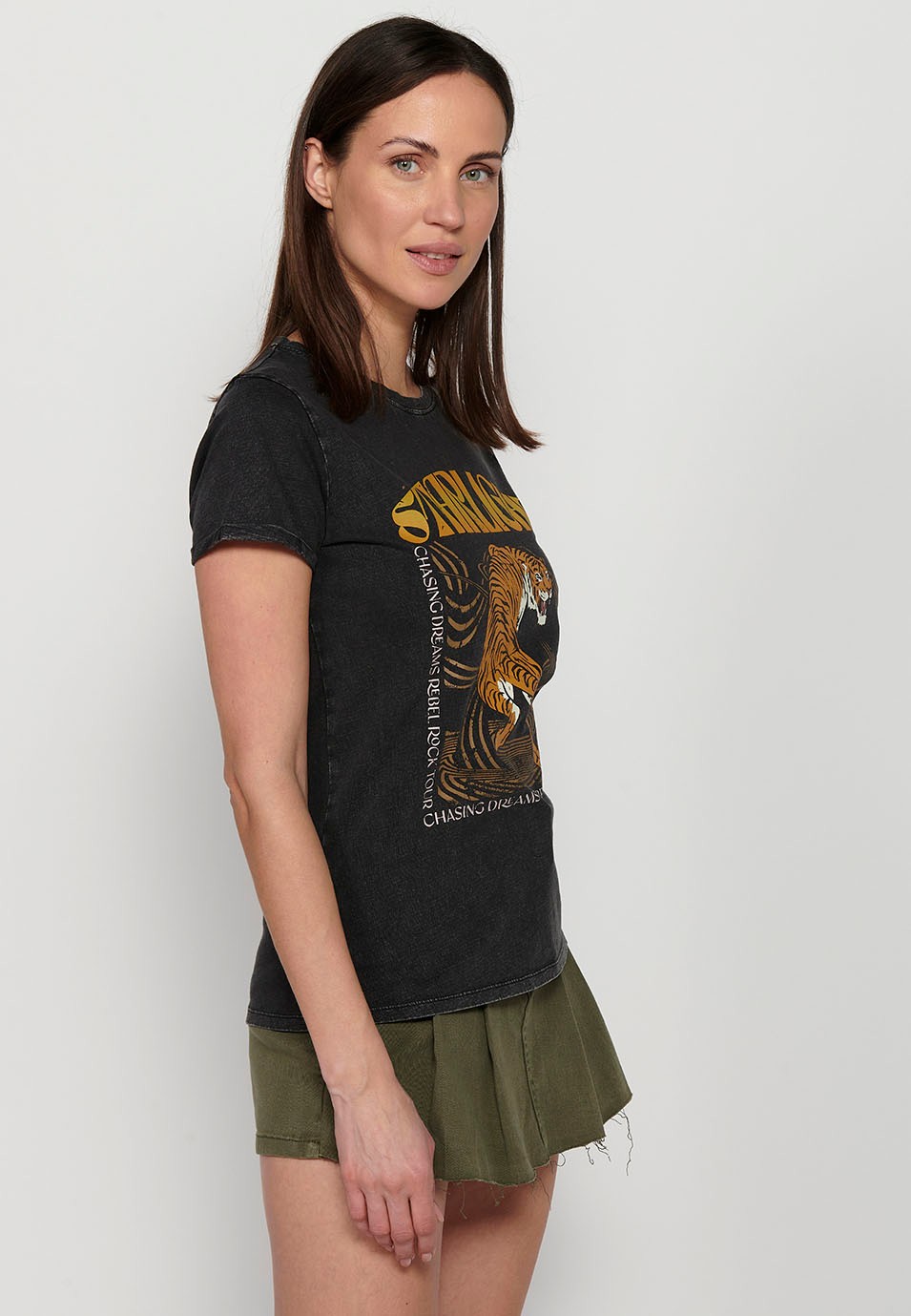 Camiseta de manga corta con estampado delantero, color negro para mujer 3