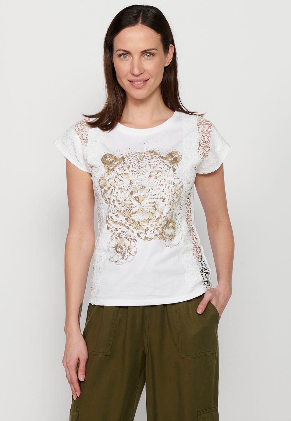 Short-sleeved T-shirt with lace detail and front print, white color for women
