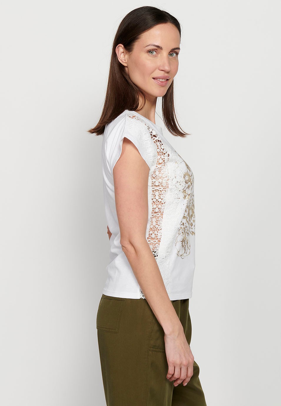 Camiseta de manga corta con detalle de blonda y estampado delantero, color blanco para mujer | Moda Actual