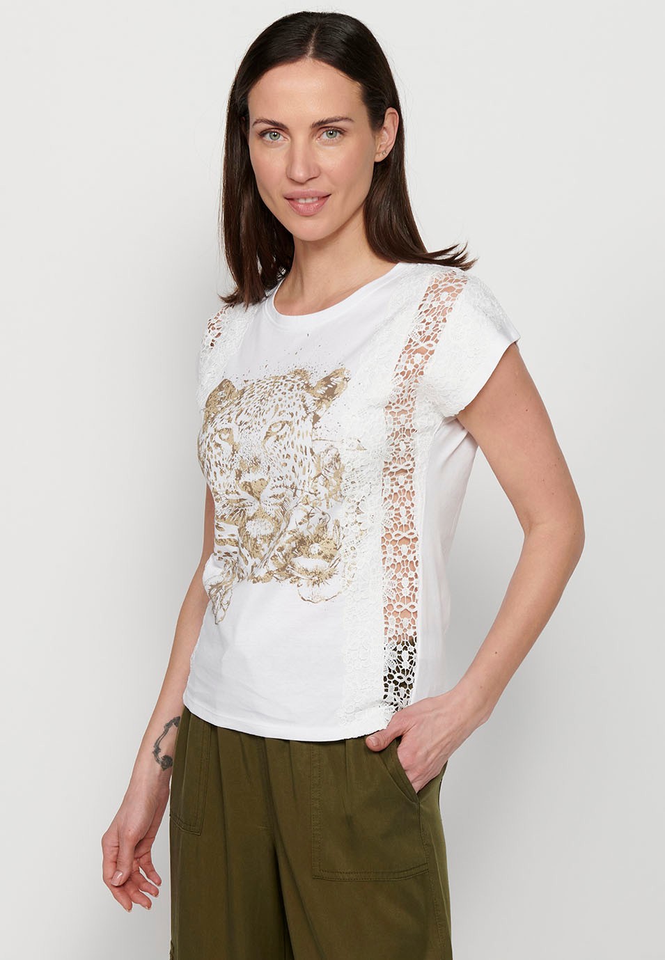 Camiseta de manga corta con detalle de blonda y estampado delantero, color blanco para mujer
