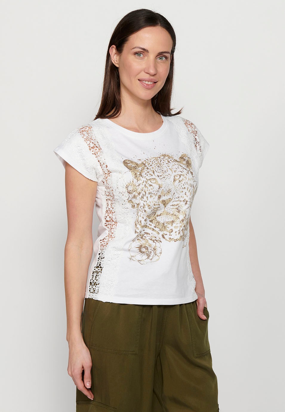 Camiseta de manga corta con detalle de blonda y estampado delantero, color blanco para mujer | Moda Actual