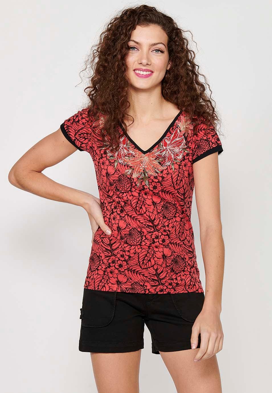 Kurzärmliges Baumwoll-T-Shirt mit V-Ausschnitt und Blumendruck mit korallenroten bestickten Details für Damen