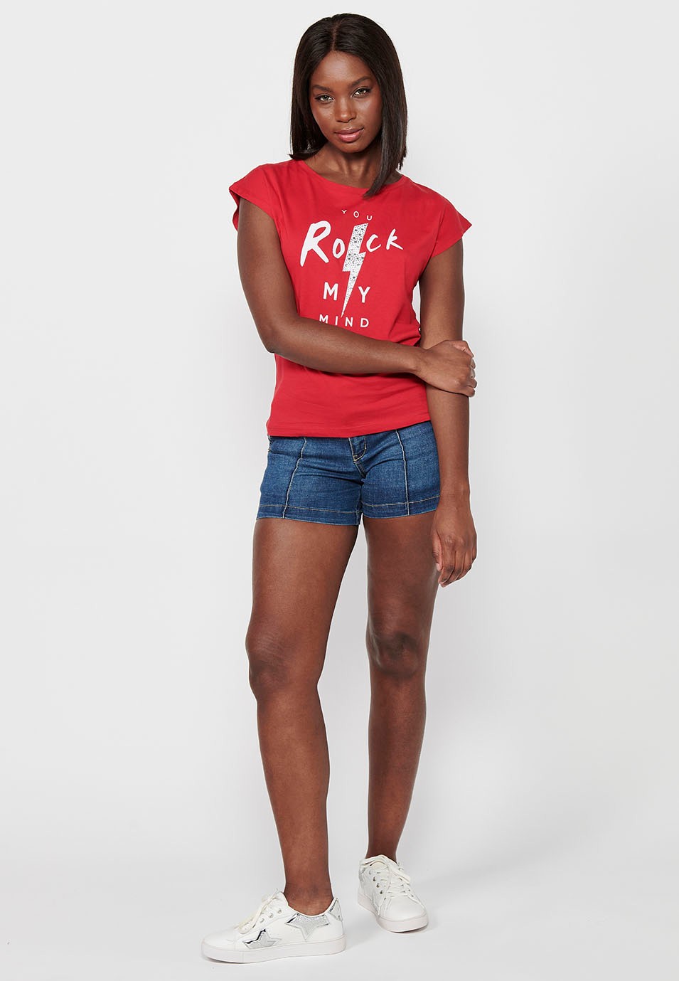 T-shirt en coton à manches courtes, col rond et imprimé rouge sur le devant pour femme 2