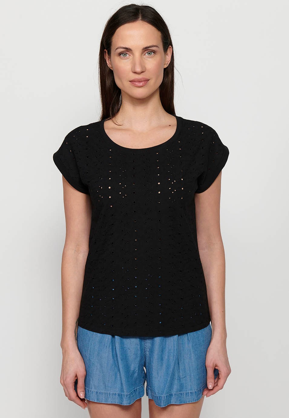Camiseta de manga corta bordado, escote redondo, color negro para mujer