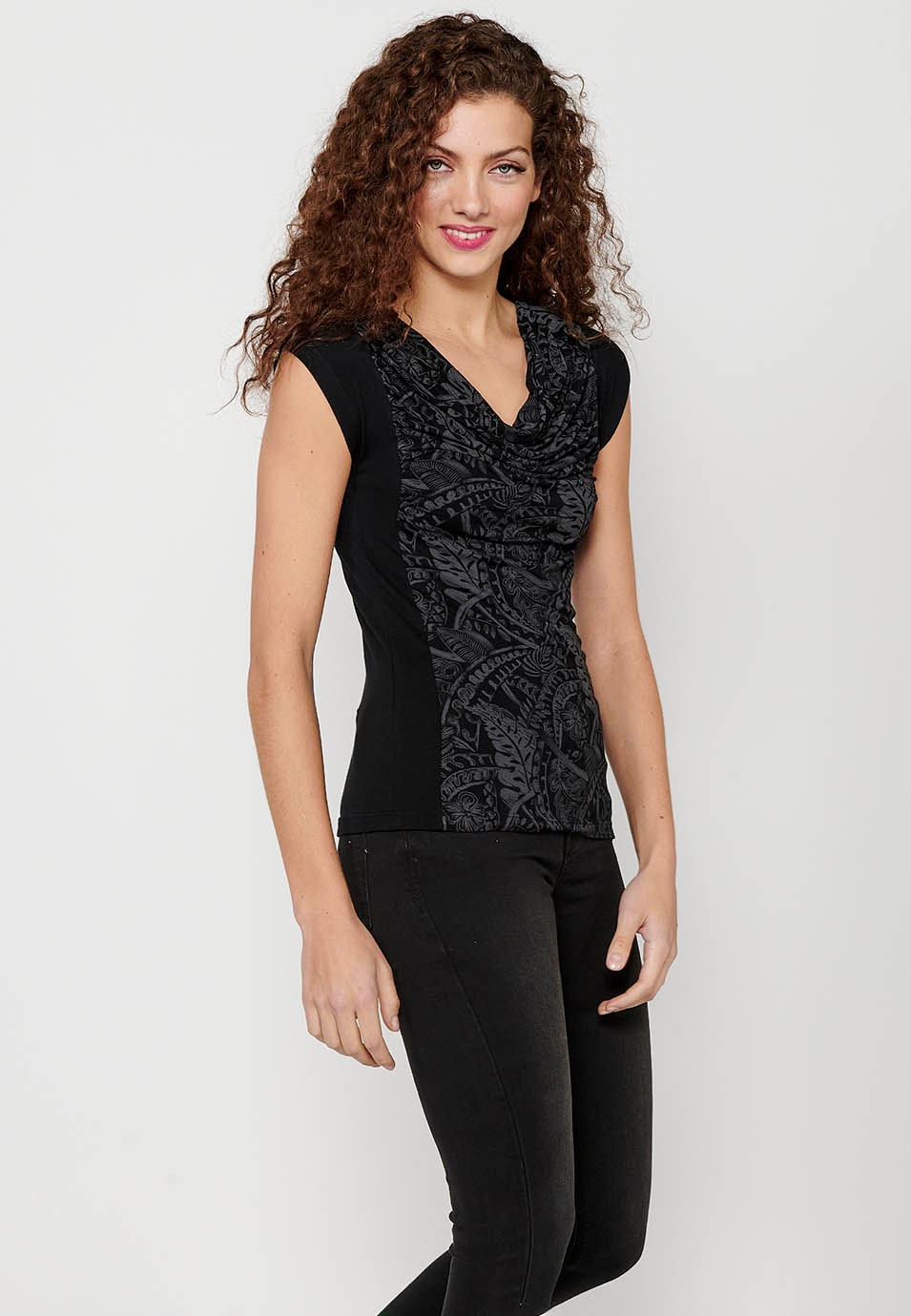 Camiseta sin mangas con Detalle delantero estampado y Cuello redondo de Color Negro para Mujer 2