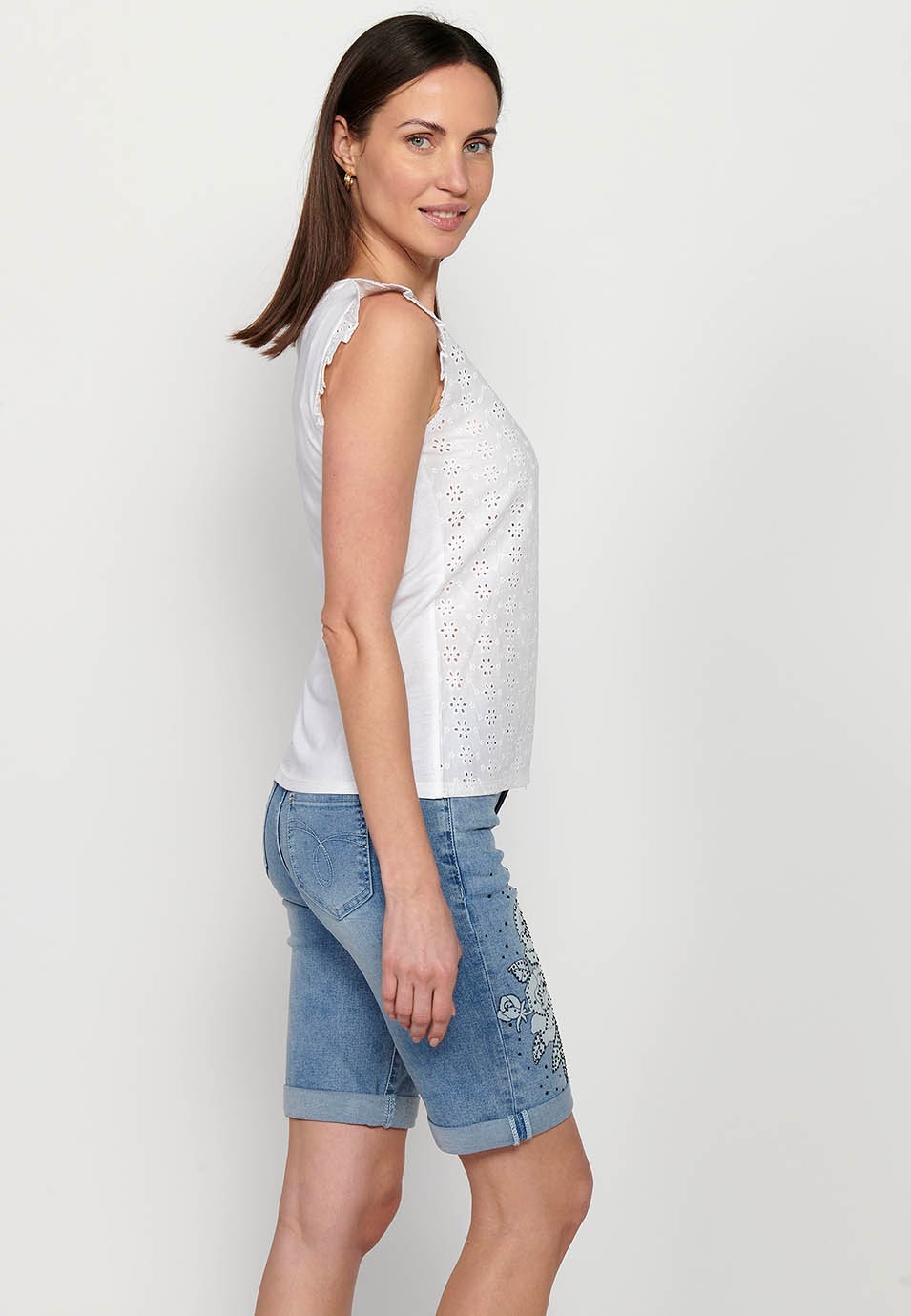 Short sleeve t-shirt, ruffle on the shoulders, white color for women
