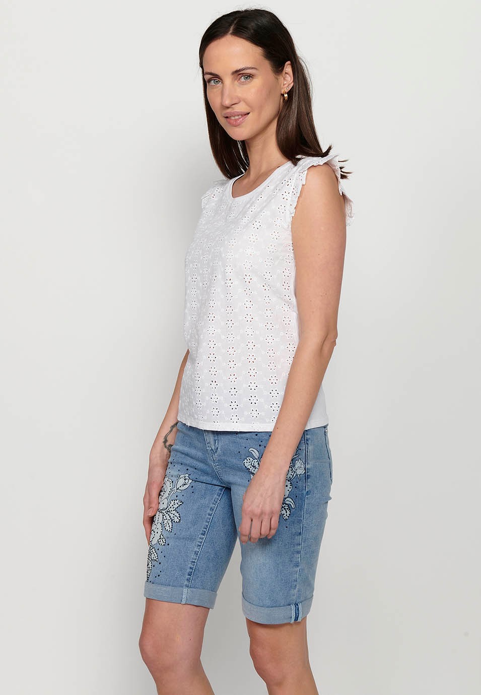 Short sleeve t-shirt, ruffle on the shoulders, white color for women