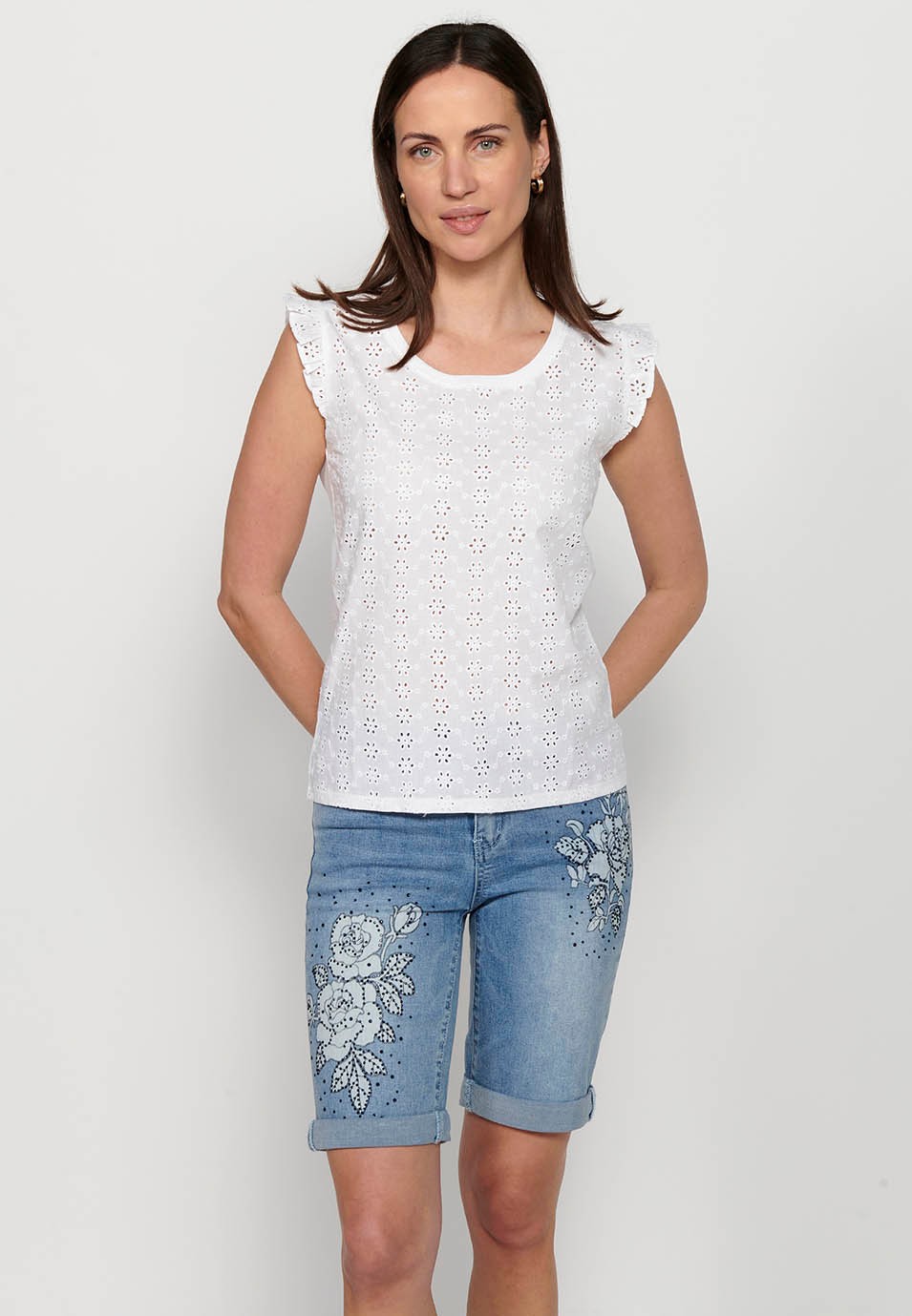 Short sleeve t-shirt, ruffle on the shoulders, white color for women