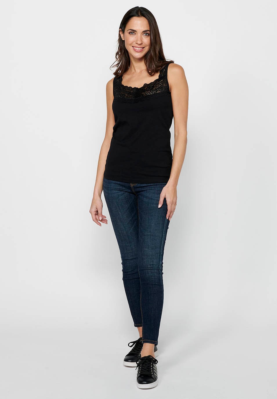 Camiseta tirantes de Algodón con Detalle delantero de blonda de Color Negro para Mujer 4