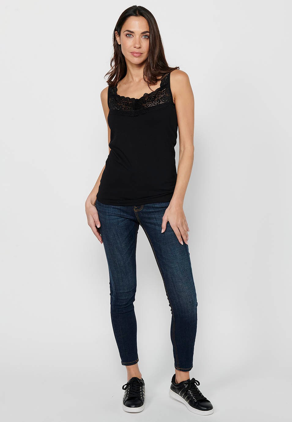 Camiseta tirantes de Algodón con Detalle delantero de blonda de Color Negro para Mujer 3