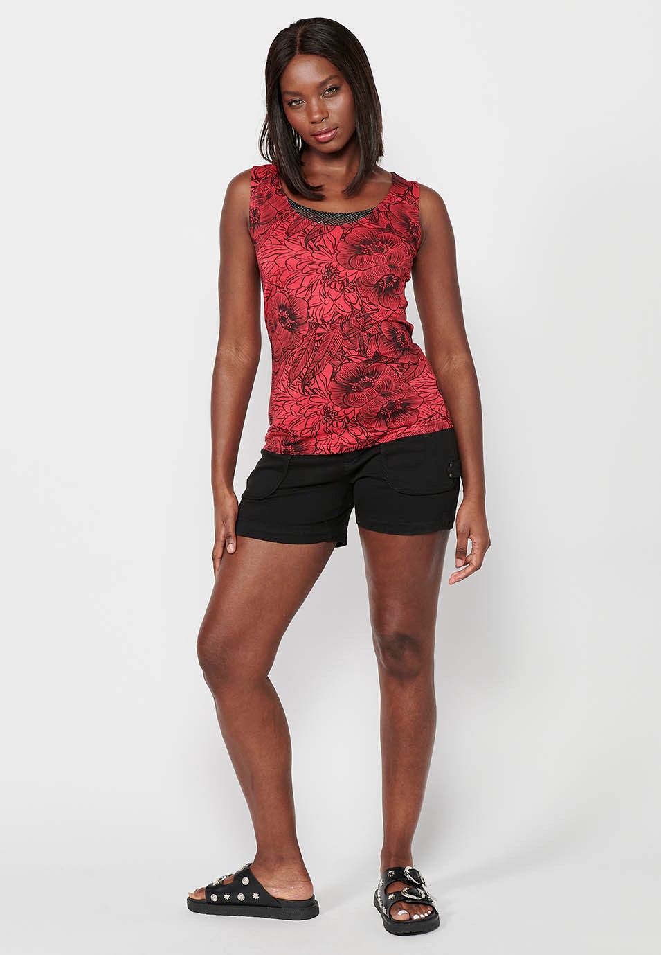 Ärmelloses T-Shirt mit Rundhalsausschnitt mit Details und rotem Blumendruck für Damen 6