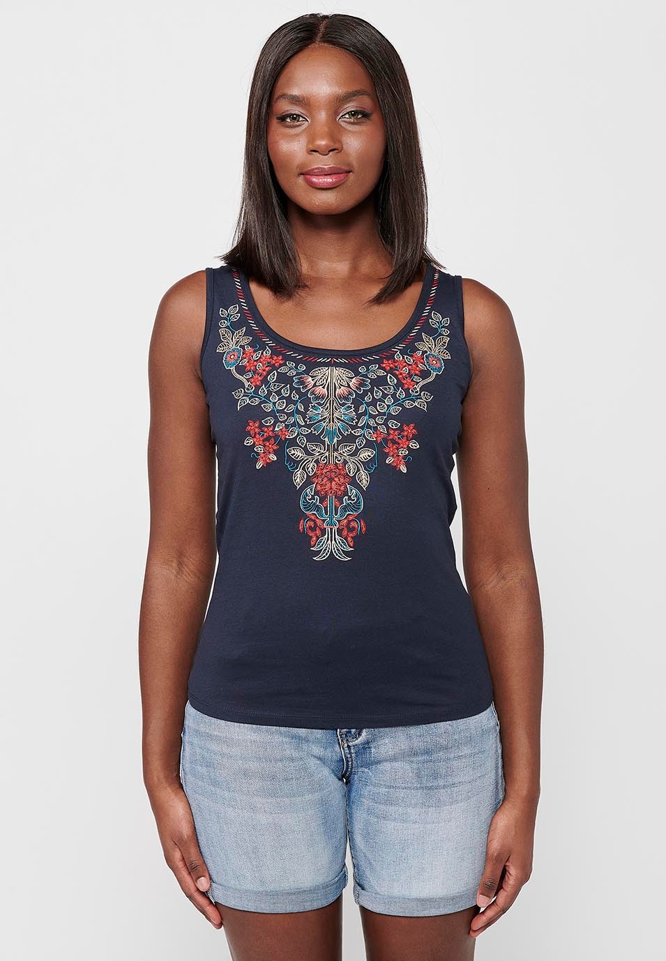 Sleeveless T-shirt, round neckline and front embroidery, black color for women