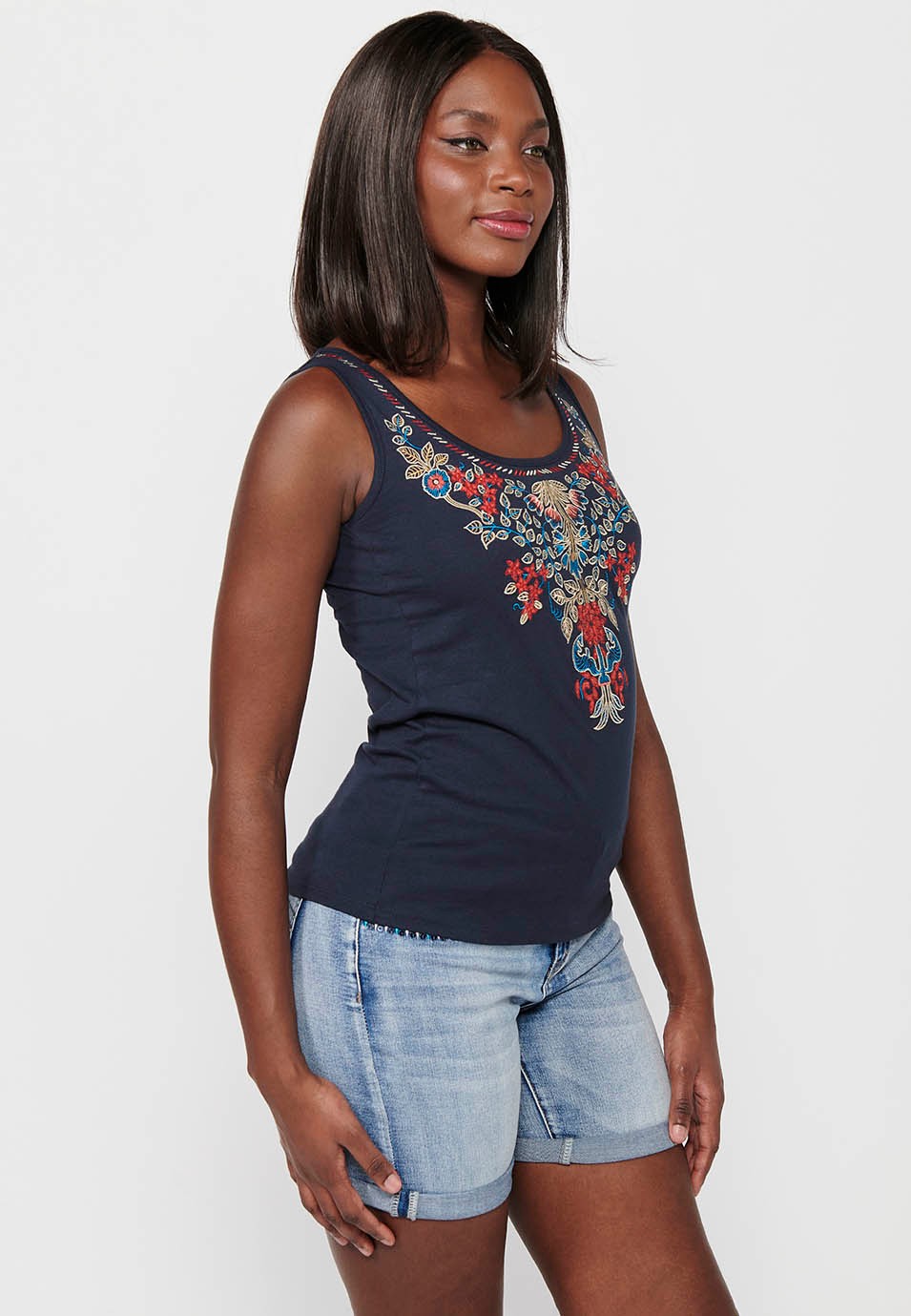 Sleeveless T-shirt, round neckline and front embroidery, black color for women