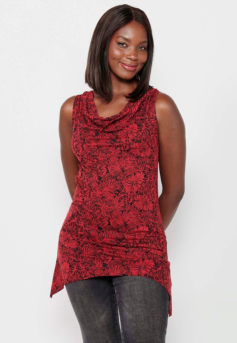Sleeveless T-shirt with loose boat neckline and asymmetrical finish with red floral print for women
