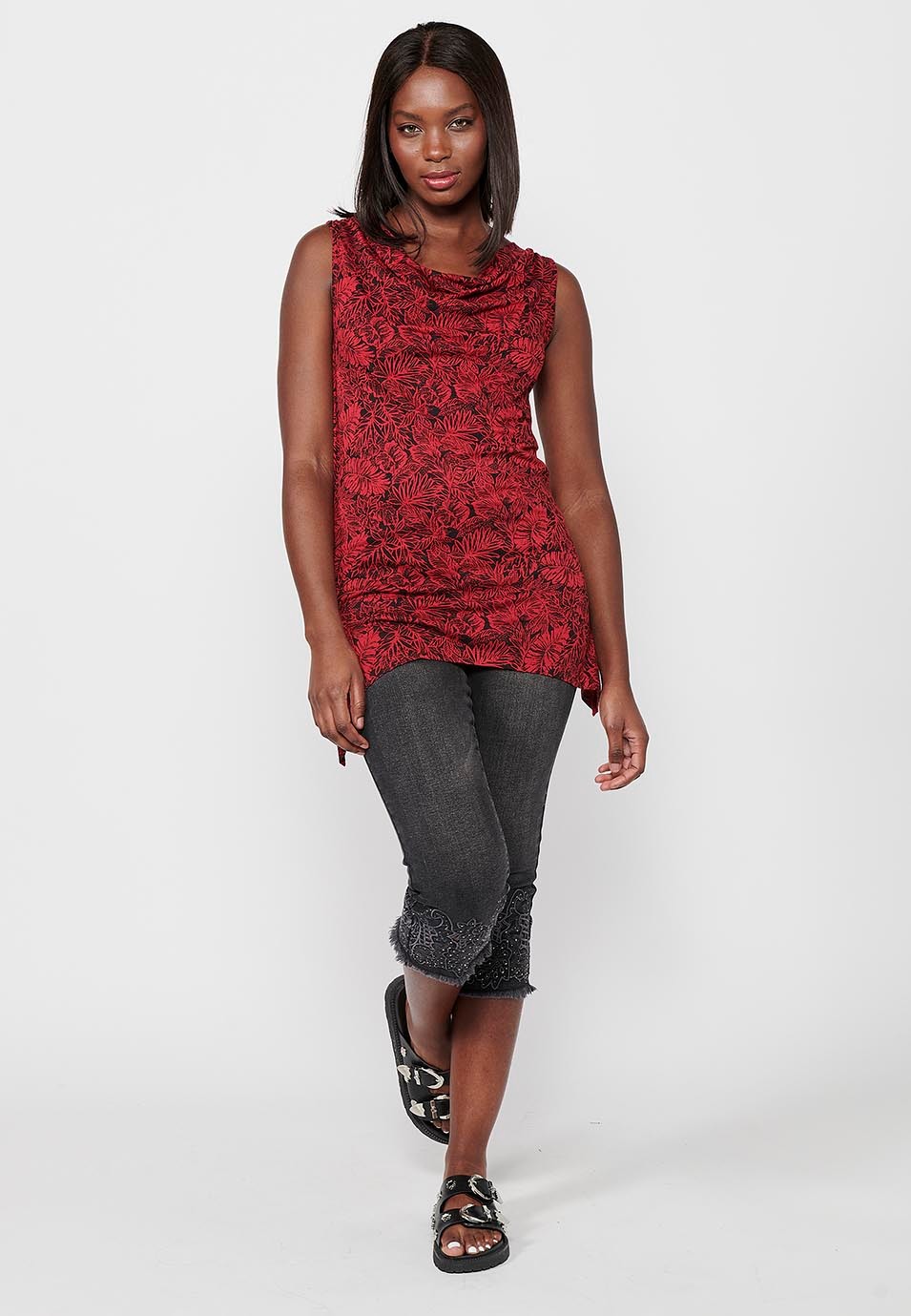 Sleeveless T-shirt with loose boat neckline and asymmetrical finish with red floral print for women 4