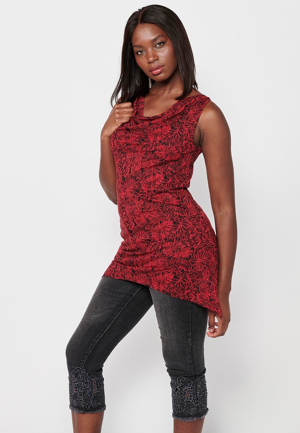 Sleeveless T-shirt with loose boat neckline and asymmetrical finish with red floral print for women 2