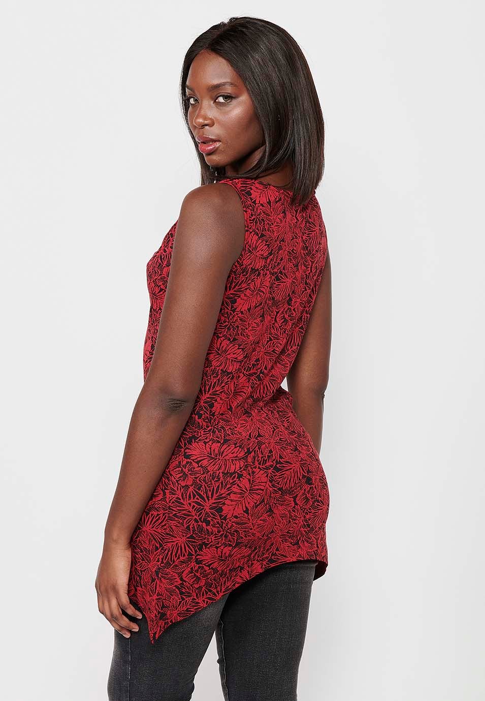 Sleeveless T-shirt with loose boat neckline and asymmetrical finish with red floral print for women 6