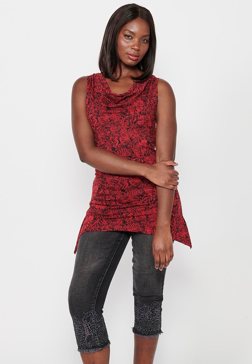 Sleeveless T-shirt with loose boat neckline and asymmetrical finish with red floral print for women 8
