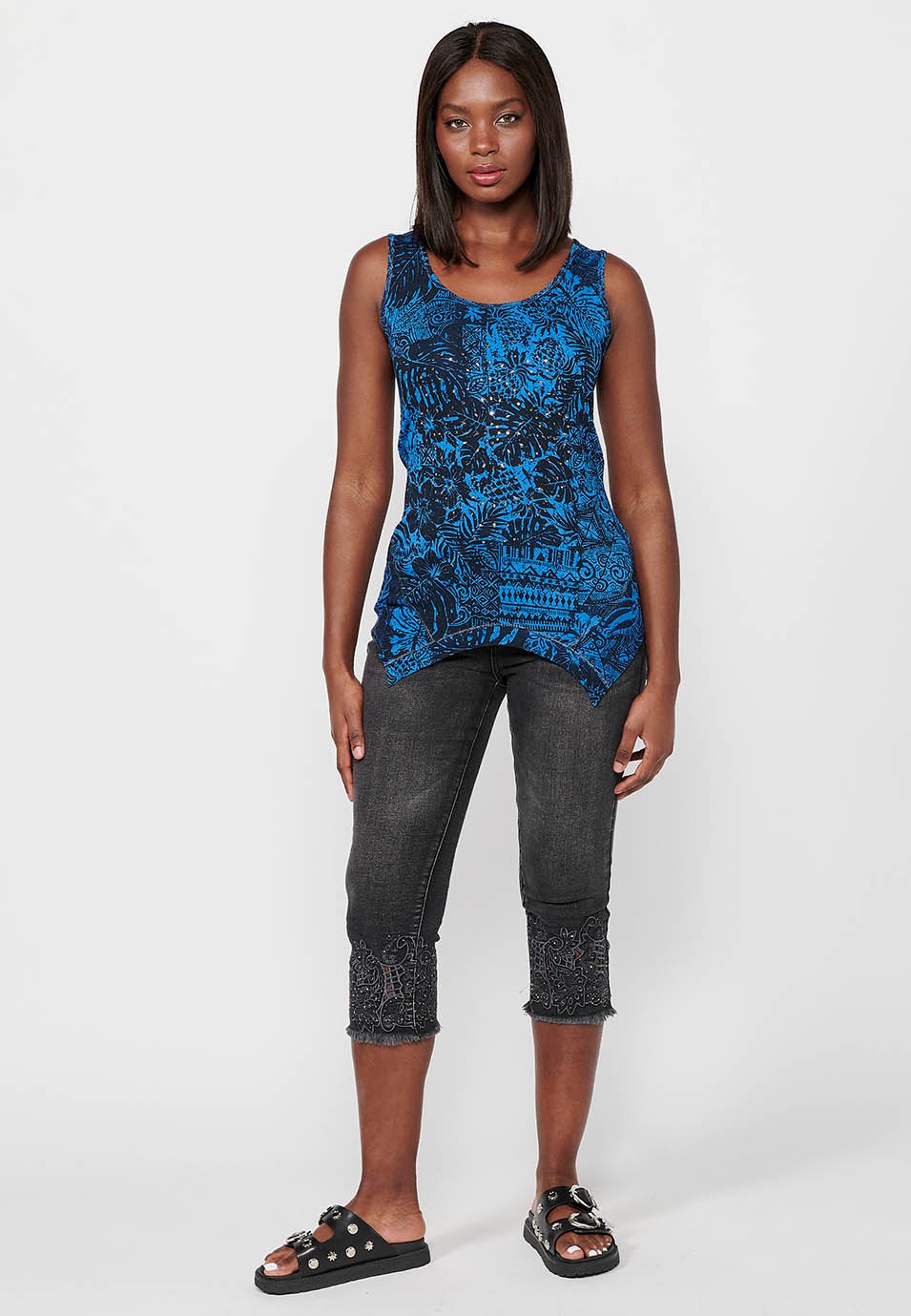 T-shirt sans manches à col rond avec finition asymétrique et imprimé floral noir en bleu pour femme 4