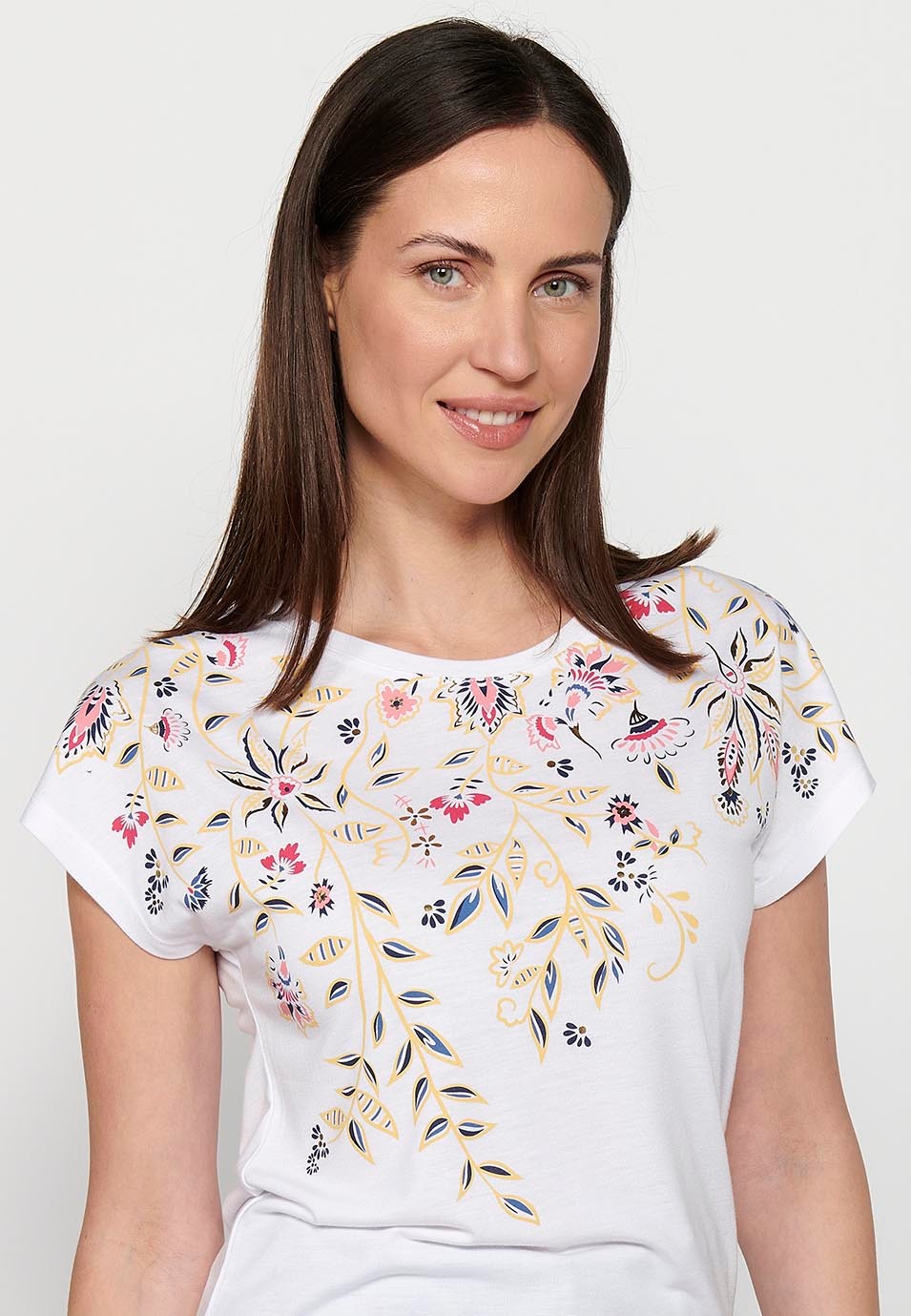 Weißes Damen-Kurzarm-Baumwolloberteil mit Rundhalsausschnitt und Blumenstickerei vorne