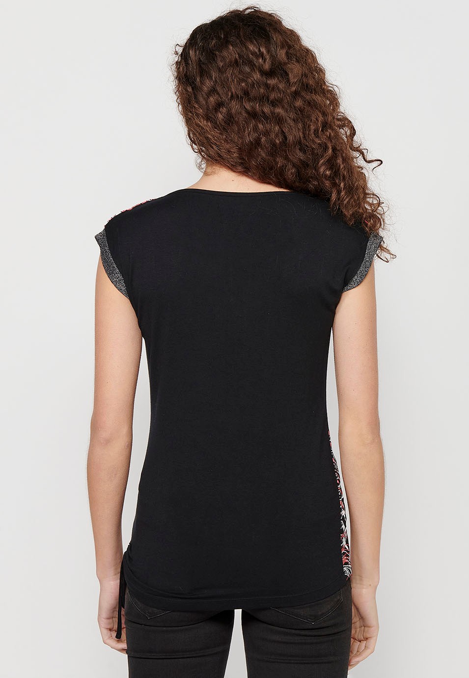 T-Shirt mit kurzen Ärmeln, U-Boot-Ausschnitt und verstellbarer Seite mit Kordelzug und Frontdruck in Schwarz für Damen 5
