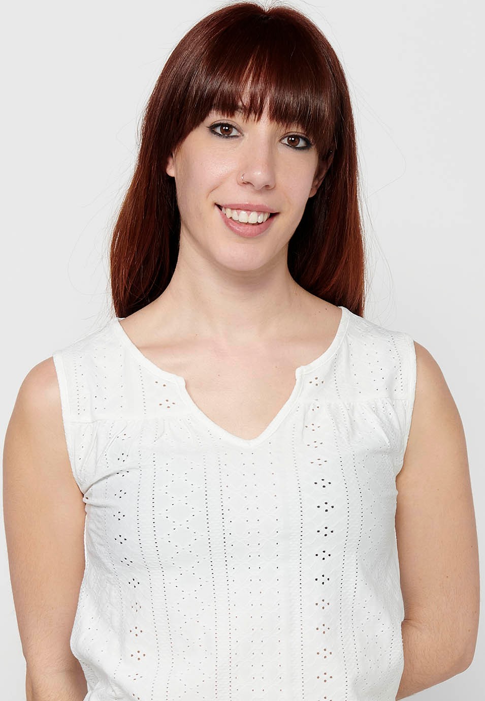 Camiseta sin mangas, cuello redondo con abertura color blanco para mujer